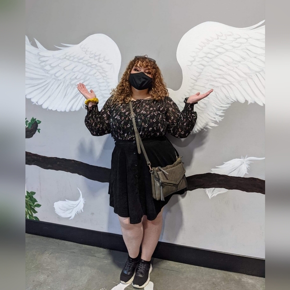 Meet your Posher, Andrea - Picture 2 of 2